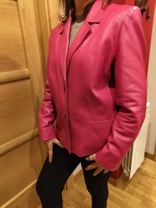 Americana de piel fucsia