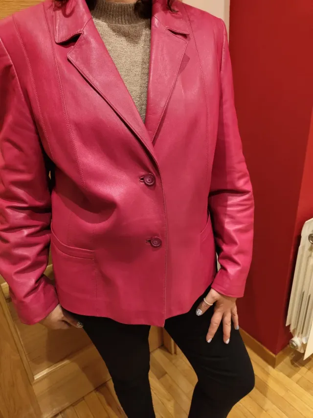 Americana de piel fucsia