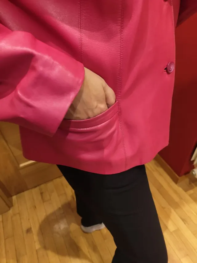 Americana de piel fucsia