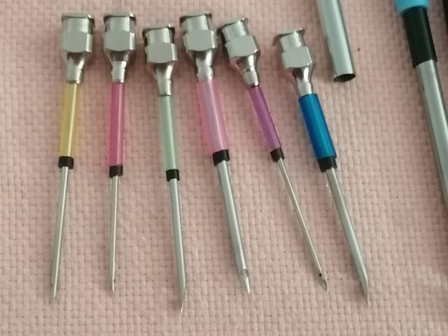 Herramienta para coser prendas gruesas