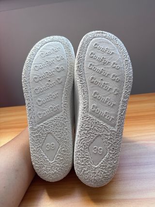 Zuecos blancos de enfermera de piel.