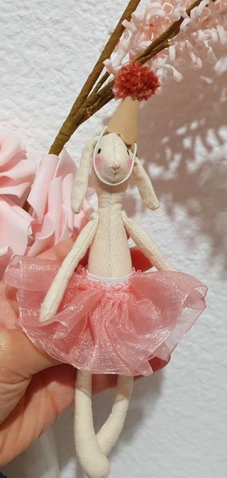 Mini conejo con tutú y gorro +16cm