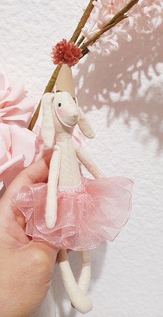 Mini conejo con tutú y gorro +16cm