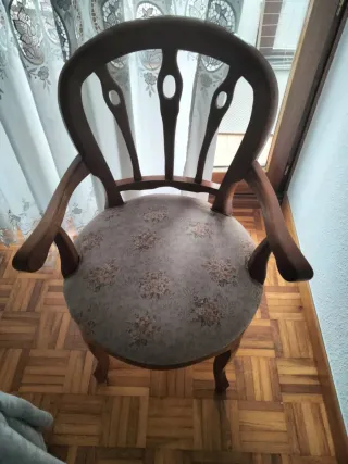 Silla de madera con tapizado floral
