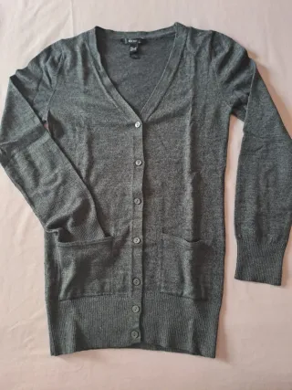 Cárdigan gris con botones y bolsillos