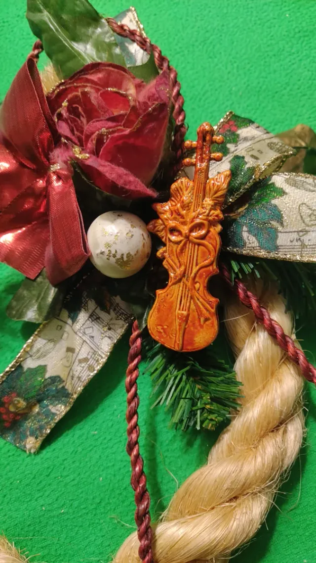 Abeto bianco con foglie rosse