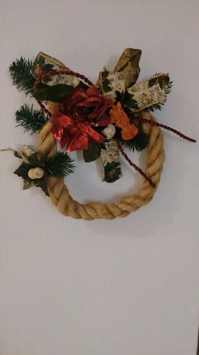 Abeto bianco con foglie rosse