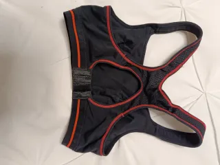 Sujetador deportivo negro y rojo