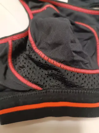 Sujetador deportivo negro y rojo