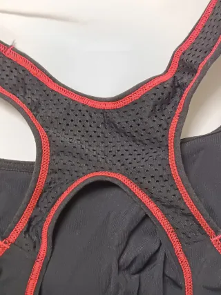 Sujetador deportivo negro y rojo