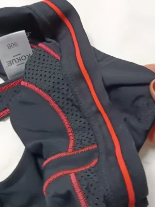 Sujetador deportivo negro y rojo
