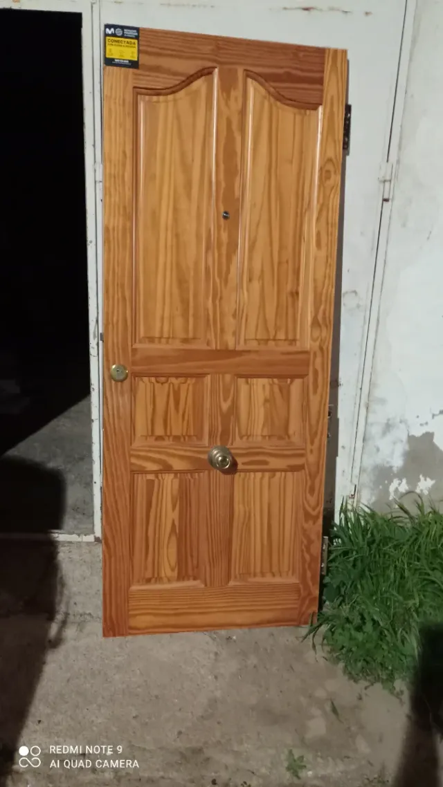 Puerta de entrada de madera