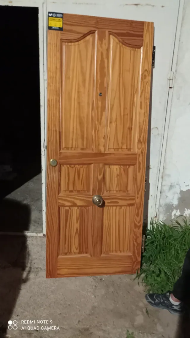 Puerta de entrada de madera