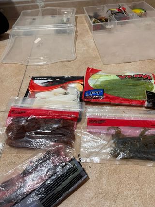 Señuelos de pesca variados