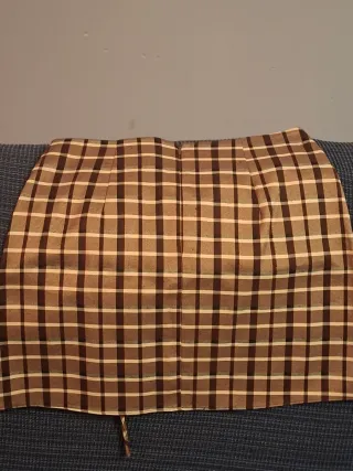 Falda de cuadros beige y marrón