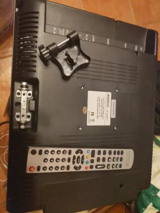 TV Shinelco Negra Modelo TVL 1542 DX-T