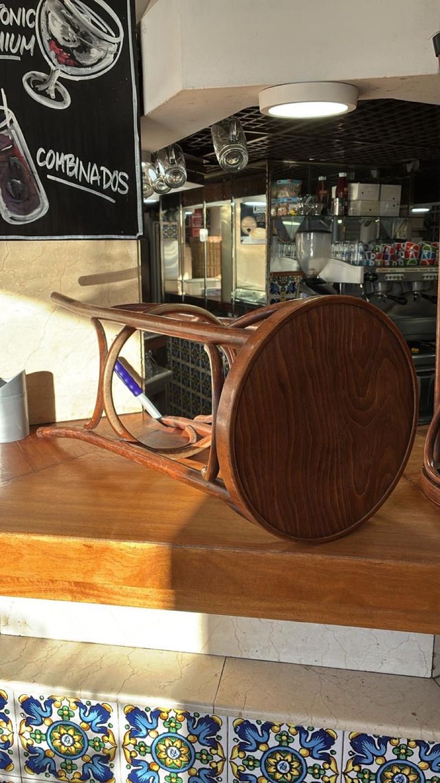 1 sgabello in legno 40€. 3 per 80€ e 4 per 120€