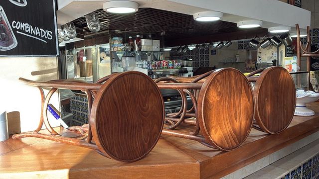 1 sgabello in legno 40€. 3 per 80€ e 4 per 120€