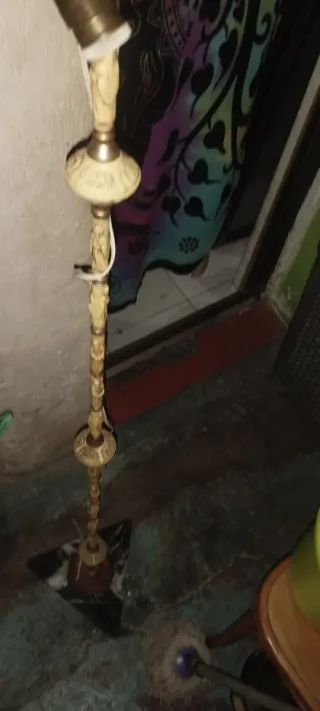 Pie de lámpara vintage con figuras