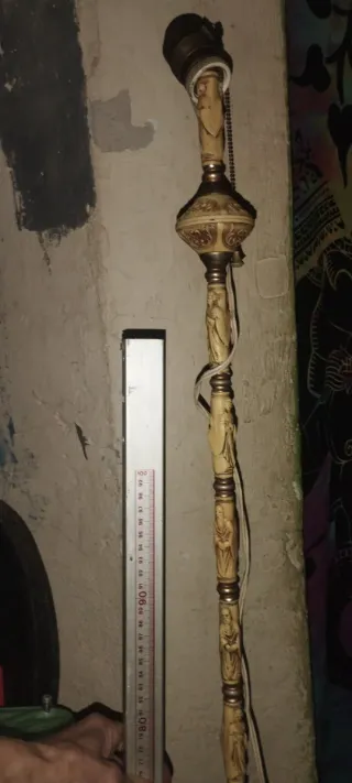 Pie de lámpara vintage con figuras