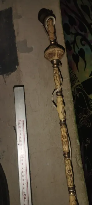 Pie de lámpara vintage con figuras