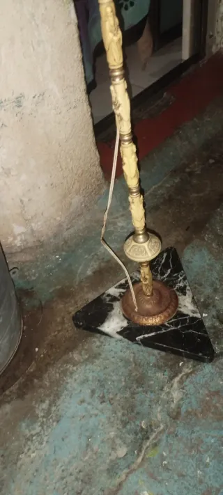 Pie de lámpara vintage con figuras