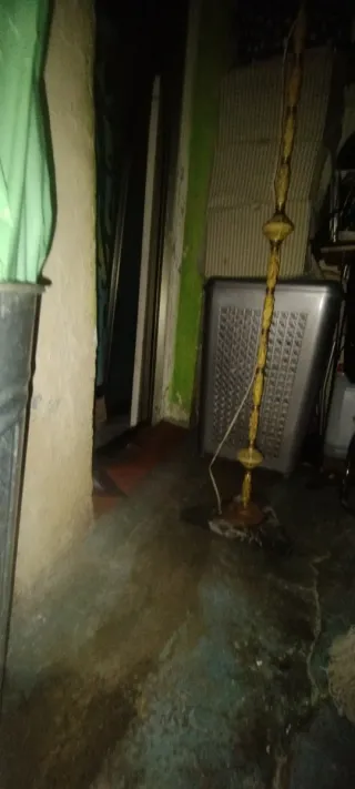 Pie de lámpara vintage con figuras