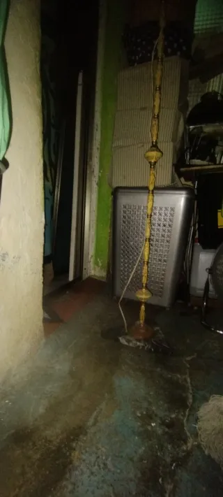 Pie de lámpara vintage con figuras