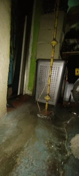 Pie de lámpara vintage con figuras