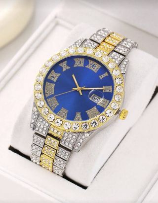 reloj elegante con diamantes