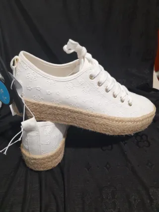 Zapatos blancos con plataforma Neuvos sin usar