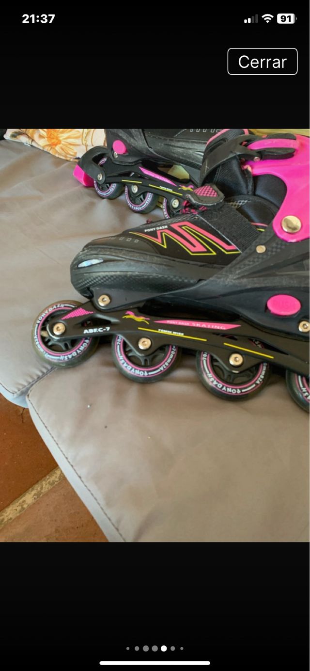 Patines en línea negros y rosas con luz en la rued