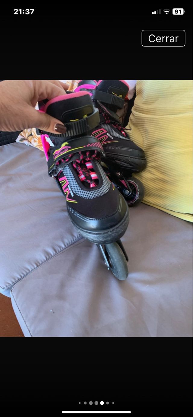 Patines en línea negros y rosas con luz en la rued