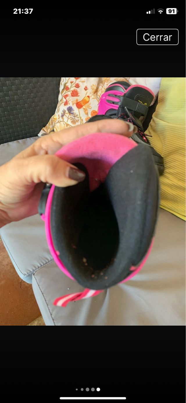 Patines en línea negros y rosas con luz en la rued