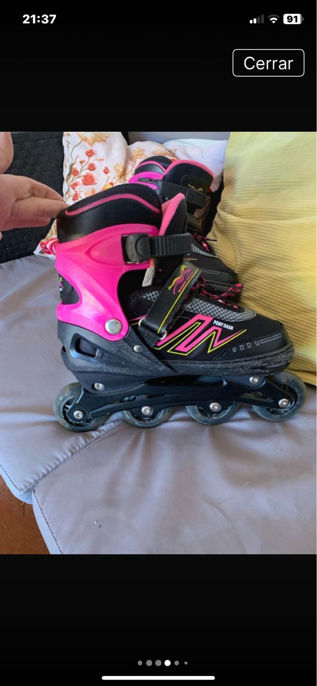 Patines en línea negros y rosas con luz en la rued