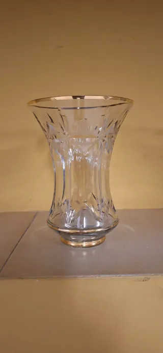 Jarrón de cristal transparente y bordes dorados