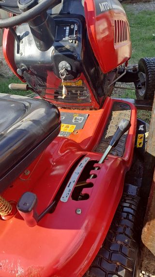 Tractor cortacesped hierba brozas