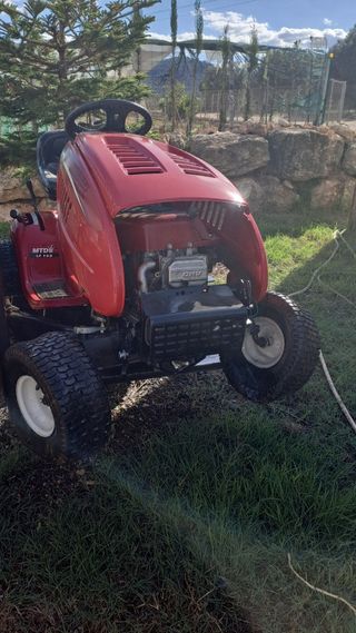 Tractor cortacesped hierba brozas