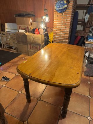 Mesa de comedor de madera