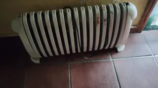 Dos radiadores eléctricos beige