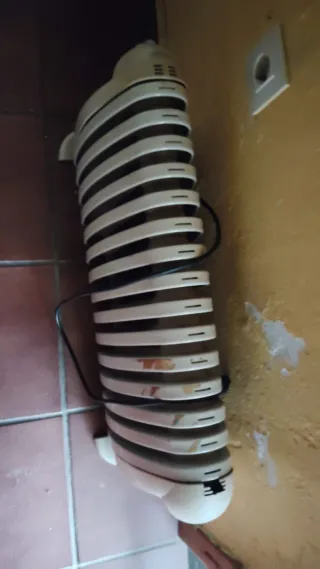 Dos radiadores eléctricos beige