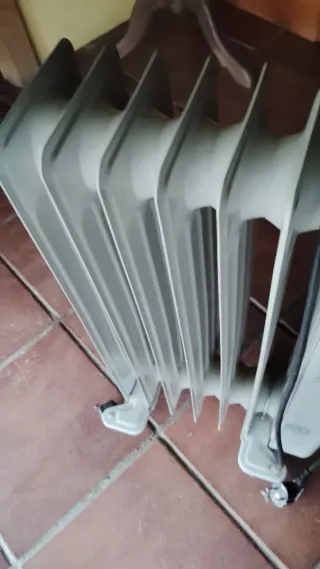 Dos radiadores eléctricos beige