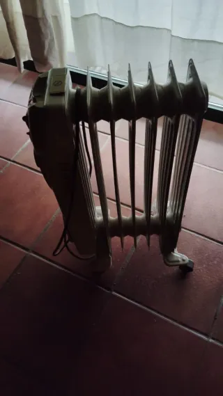 Dos radiadores eléctricos beige