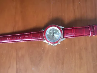 Reloj de pulsera dorado y rojo