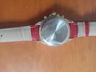 Reloj de pulsera dorado y rojo