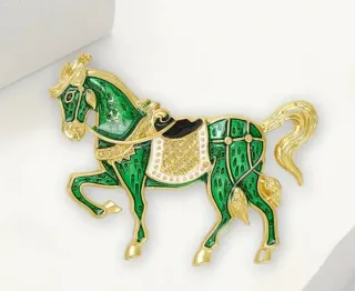 Bonito alfinete cavalo esmaltado verde e dourado