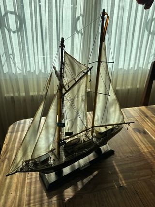 Barco velero de madera hecho a mano