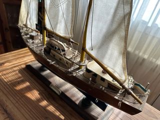 Barco velero de madera hecho a mano