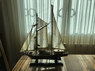 Barco velero de madera hecho a mano