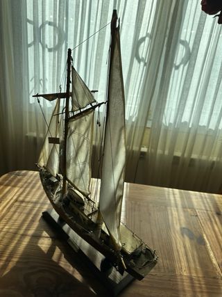 Barco velero de madera hecho a mano